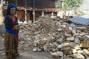 Nepal chia rẽ, cứu trợ trì trệ