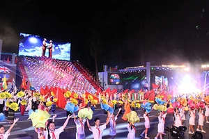 Ca nhạc, pháo hoa mừng Đất nước trọn niềm vui