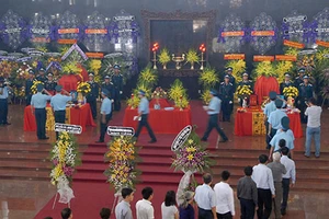 Đông đảo đồng đội, người dân tiễn đưa hai phi công hy sinh trên biển