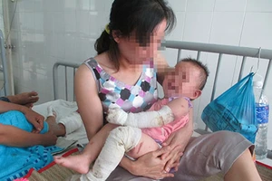 Đổ xăng đốt vợ, hại mình, hại cả con