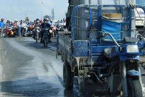 Xe ba bánh chở bồn xi măng bể làm nhiều người bị té 