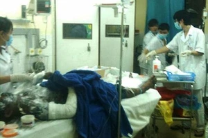 Nổ bình gió đá, ba công nhân bị bỏng