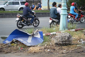 Cột biển báo giao thông gãy đổ trông khó coi