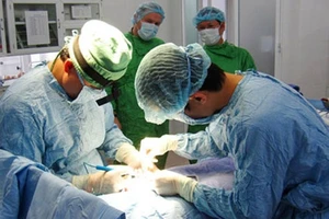 Tái tạo bộ phận sinh dục cho bảy trẻ