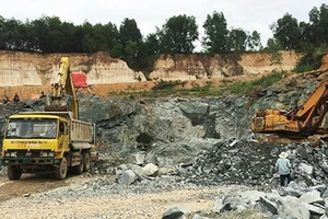 Kiểm tra việc lấy đất, đá từ sân bay Biên Hòa lấn sông Đồng Nai