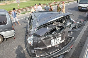 Xe bảy chỗ bay qua dải phân cách, đấu đầu xe biển xanh 