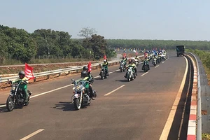 Mô tô vào cao tốc: Người ưng, người lo