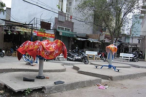 Phơi đồ trên dụng cụ tập thể dục nơi công cộng