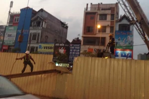 Cô hàng chè xanh góp ý công trình