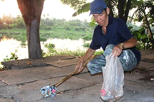 Ông bảo vệ dân phố lượm ve chai, mua gạo cho người nghèo 