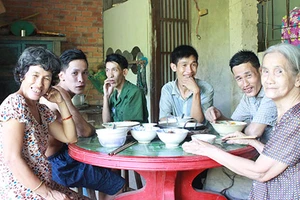 Mẹ già và đàn con suốt ngày chỉ biết ‘cười’