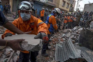 Nepal vừa tìm kiếm thi thể vừa cứu trợ nạn nhân động đất
