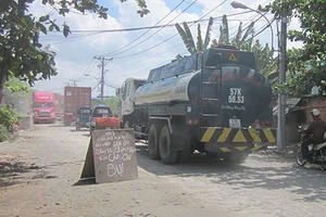 Dân phải năn nỉ xe đi chậm vì bụi mù trời