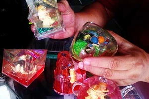 Cảnh báo chất độc giết người từ đồ dùng văn phòng đẹp long lanh