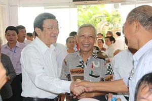 Loại bỏ cán bộ chỉ biết tới ‘đất và đôla’