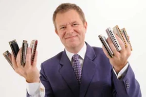 Chủ tịch Liên đoàn Harmonica vương quốc Anh đến Việt Nam