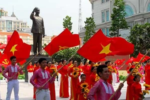 Bác như đã trở về, vẫy chào nhân dân TP 