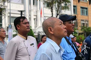 Đông đảo người dân đến chiêm ngưỡng tượng đài Bác