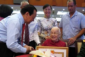 Đảng viên phải là tấm gương chống tham nhũng