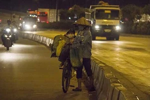 Hai mẹ con mưu sinh trong đêm