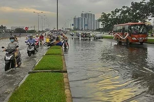 Cơn mưa ngắn ‘nhấn chìm’ đại lộ hiện đại