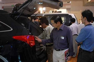 Năm tháng, tiêu cả tỉ USD mua ô tô 