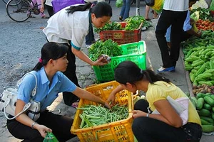 Ghé chợ lề đường để hiểu công nhân