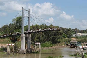 Cầu 2,5 tỉ đồng vừa xây xong đã sập