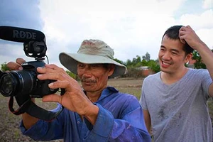 Khi nông dân ra ruộng cầm máy quay phim
