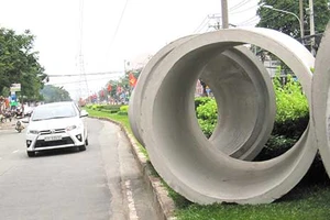 Ống cống lao xuống đường bất cứ lúc nào