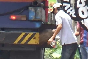 Hút trộm xăng dầu giữa quốc lộ