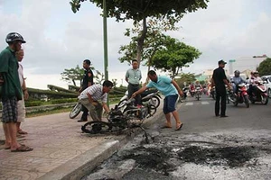 Xe máy bốc cháy giữa đường