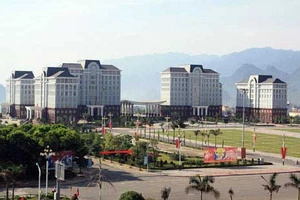 Trụ sở to: Vung tay quá trán, gây áp lực nợ công