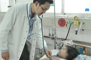 Sốt xuất huyết mà bác sĩ nói viêm họng!