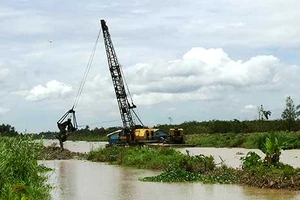 Đình chỉ toàn bộ việc nạo vét tận thu cát ở TP.HCM