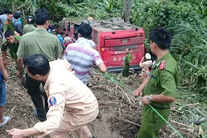 Xe giường nằm chở 40 khách lao xuống vực sâu