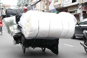 Xích lô ‘tải’ cả đống hàng