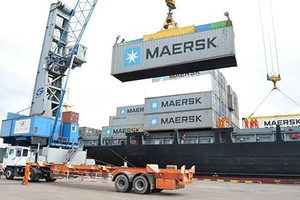 Hàng tàu biển oằn lưng ‘cõng’ phí