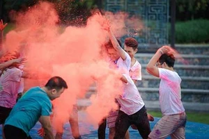 Chơi chọi bột màu, coi chừng lãnh độc tố