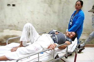 Phản đối thi công, một phụ nữ nhập viện