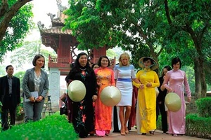 Phu nhân phó tổng thống Hoa Kỳ thăm Văn Miếu Quốc Tử Giám