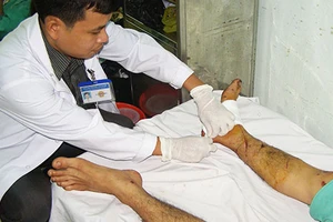 Cứu người lớn hơn nỗi sợ HIV