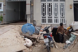  Ra vào nhà phải trèo, phải chui