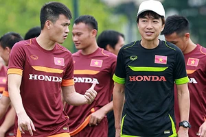 Việt Nam - Manchester City: Bầu Hiển ghi bàn