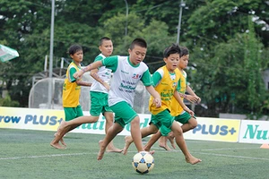 Dùng biệt thự riêng làm học viện bóng đá