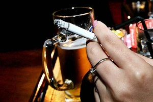 Rượu, thuốc lá làm teo não, mất trí nhớ