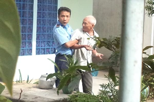 Bảo vệ khóa tay dân để thi hành án