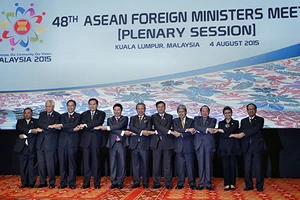  ASEAN yêu cầu Trung Quốc dừng xây đảo