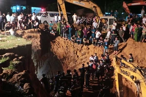 ‘Cuộc chiến’ ở Bình Dương và ‘cuộc chơi’ ở phố đi bộ 