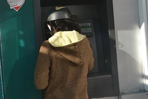 Ba người Bulgaria làm giả thẻ ATM trộm tiền tỉ